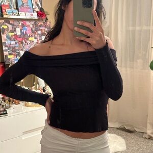 Aritzia Black Off-Shoulder Long Sleeve Tee